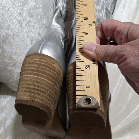 Silver Western-Style Women's Boots With Embrodery Size 8 EUC By Ccoco - Picture 13 of 14